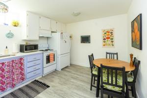 Una cocina o zona de cocina en The Wayward Inn