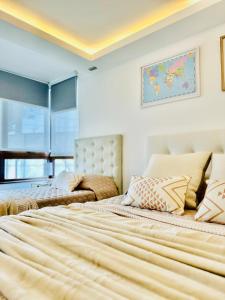 two beds sitting next to each other in a bedroom at Laguna verde in Los Ángeles