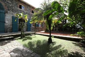 Κήπος έξω από το La Petite Distillerie, sur un domaine historique