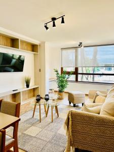 Una sala de estar con un sofá y un televisor. en Laguna verde, en Los Ángeles 10 fotos más