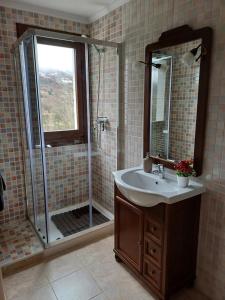 a bathroom with a shower and a sink and a mirror at Apartamento con vistas al Parque Nacional de Ordesa y Monteperdido in Torla