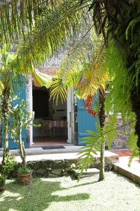 Κήπος έξω από το La Petite Distillerie, sur un domaine historique