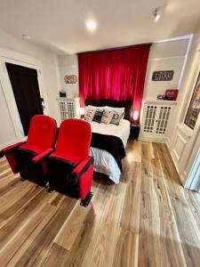 Postel nebo postele na pokoji v ubytování Reno MidTown Movie House