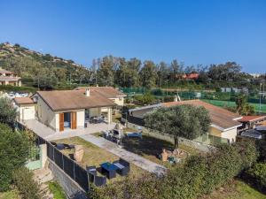 uma vista aérea de uma casa com quintal em Villa Daniela- Costa Rei a 5 minuti a piedi dalla spiaggia con AC, WiFi e Parcheggi Privati em Costa Rei