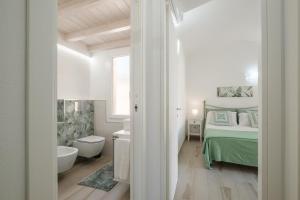 um quarto com uma cama, uma banheira e uma pia em Villa Daniela- Costa Rei a 5 minuti a piedi dalla spiaggia con AC, WiFi e Parcheggi Privati em Costa Rei mais 25 fotografias