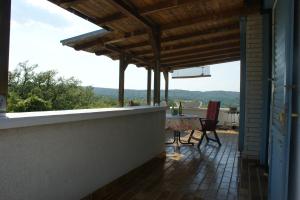patio con tavolo e vista sulle montagne di Ferienhaus Soline a Soline