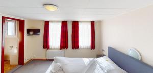 Rúm í herbergi á Boutique Hotel & Restaurant Bären Ringgenberg
