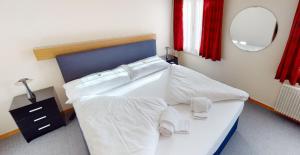Rúm í herbergi á Boutique Hotel & Restaurant Bären Ringgenberg