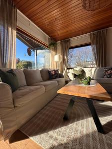 ein Wohnzimmer mit einer Couch und einem Couchtisch in der Unterkunft Küstenglück in Südbrookmerland