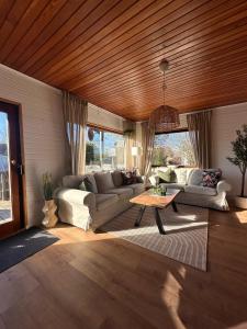 ein Wohnzimmer mit Sofa und Tisch in der Unterkunft Küstenglück in Südbrookmerland