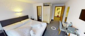 Rúm í herbergi á Boutique Hotel & Restaurant Bären Ringgenberg
