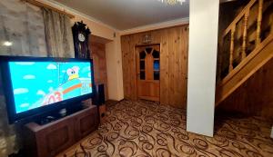 Un televizor și/sau centru de divertisment la Коттеджный городок Динамо Конча-Заспа +87 fotografii