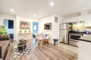 Una cocina y una sala de estar con mesa y sillas. en Bright stay in Griffin Town, en Montreal