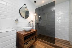 un bagno con lavandino e specchio di Útulný a štýlový apartmán v centre mesta a Prešov Altre 5 foto