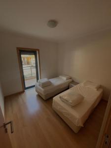 Ένα ή περισσότερα κρεβάτια σε δωμάτιο στο Modern luxury apartment with pool and ocean view