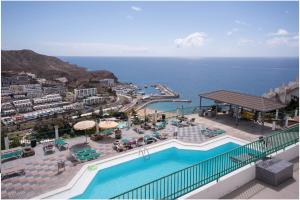 Una vista de un resort con piscina y el océano. en SOY Puerto Rico Ocean View, en Mogán