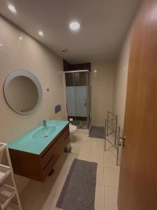 Ένα μπάνιο στο Modern luxury apartment with pool and ocean view +14 φωτογραφίες