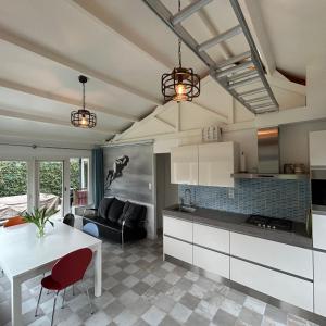 ReeuwijkにあるNice chalet near Reeuwijkse plassenのキッチン、リビングルーム(白いテーブル付)