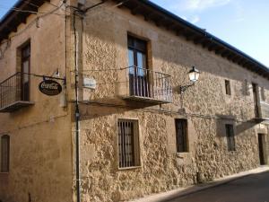 un edificio con un cartel en el costado en La Posada de Pesquera en Pesquera de Duero