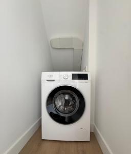 ドンブルグにあるVrijvakantiehuis Brouwerijweg 45aの- 白い洗濯機(部屋の隅)
