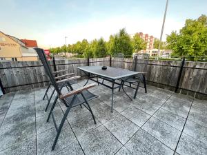 a table and a chair sitting on a patio at 85qm - Zentrale Lage - Parkplatz in Göttingen