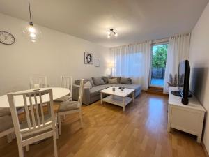 a living room with a couch and a table at 85qm - Zentrale Lage - Parkplatz in Göttingen