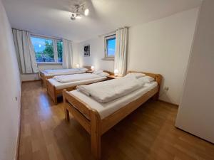 three beds in a room with three windows at 85qm - Zentrale Lage - Parkplatz in Göttingen