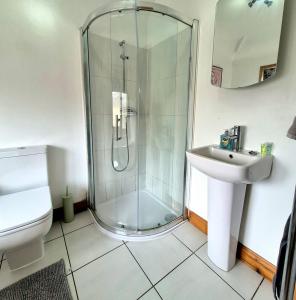 Koupelna v ubytování Cozy 3-Bed House Near Fosse Park with Parking