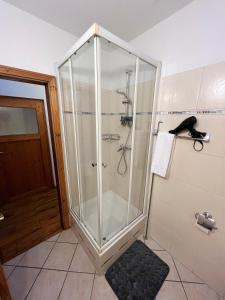 a shower with a glass enclosure in a bathroom at 85qm - Zentrale Lage - Parkplatz in Göttingen +12 photos
