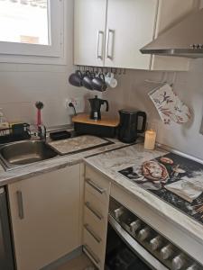 eine Küche mit Spüle und Herd oberen Backofen in der Unterkunft Penthouse Golf Hacienda Riquelme in Sucina