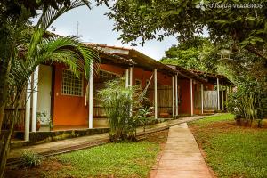 une rangée de maisons avec des arbres et un trottoir dans l'établissement Pousada Veadeiros - Alto Paraiso de Goiás, à Alto Paraíso de Goiás