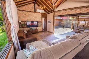 Ruang duduk di Casa Rústica com Piscina Privativa, Banheira de Hidromassagem, Ar-Condicionado, Pet friendly - Refúgio na Natureza a 5 Minutos do Centro de Imbituba, Perfeita para Famílias e Grupos