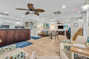 a living room with couches and a bar at Beachside Inn in Destin