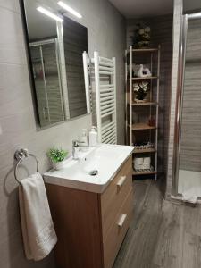 un baño con lavabo y espejo en San Andres 14, en Teruel 5 fotos más
