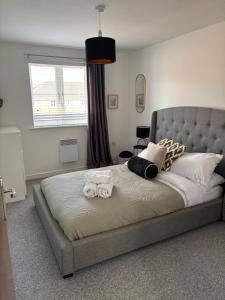 Postel nebo postele na pokoji v ubytování Two Double Bed Apartment in Pontprennau Cardiff