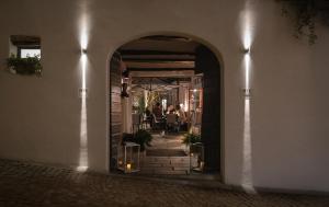 拉莫拉Uve客房和葡萄酒吧住宿加早餐旅馆的夜间进入餐厅,灯光照亮