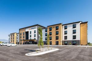 シラキュースにあるLivAway Suites Syracuseの大きな建物前の駐車場