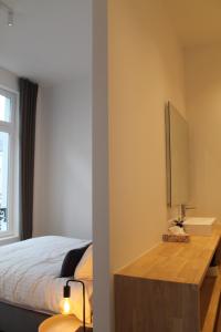 Un dormitorio con una cama y un televisor en la pared. en The Antwerp Cathedral suite first floor, en Amberes 44 fotos más