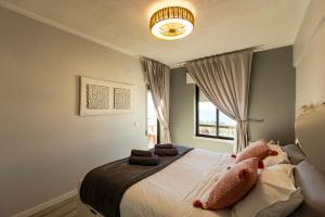 a bedroom with a bed with pillows and a window at Apartamento Amara in Carvoeira +39 photos