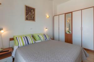 Un dormitorio con una cama grande con dos almohadas. en Villa Sandra, a beautiful villa with sea view and a pool, en Drenje 24 fotos más