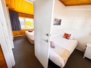 Postel nebo postele na pokoji v ubytování Waikanae Beach Motel