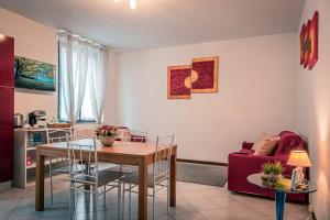 a living room with a table and a couch at Fronte Ospedale, Parcheggio Gratis e Centro vicino in Piacenza