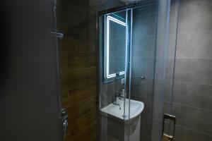 Foto sihtkohas Niš asuva majutusasutuse Premium L&L Apartments Modern Designer Stay with Spa Vibe galeriist