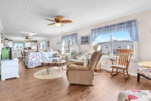 Salon wyposażony jest w meble i wentylator sufitowy. w obiekcie The Beach Fact Oar by Oak Island Accommodations w mieście Oak Island