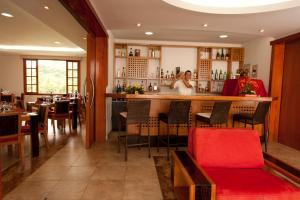 Un restaurante o sitio para comer en Kapari Natural Lodge & Spa