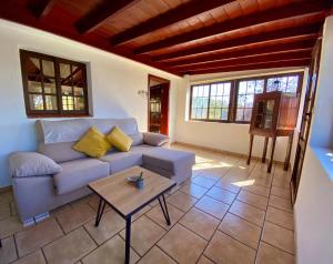una sala de estar con un sofá y una mesa en Casa Las Martina, en La Verada