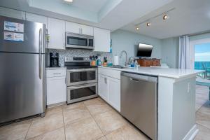 Η κουζίνα ή μικρή κουζίνα στο Seacrest 506 condo