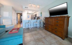 Μια τηλεόραση ή/και κέντρο ψυχαγωγίας στο Seacrest 506 condo