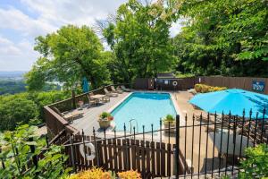 una piscina con una valla alrededor en Historic Riverview Inn One, en Chattanooga