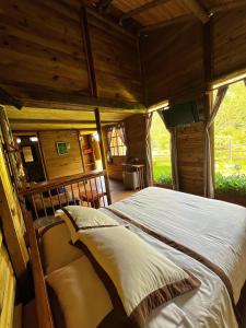 a bed in the middle of a room at Palmas de Cocora in Salento